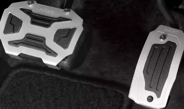 カーメイト「RAZO」からコンパクトSUVの雰囲気を盛り上げる「クロスディションペダル」が発売