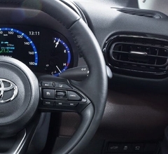 トヨタはなぜワンタッチウインカーを採用してこなかったのか…3秒ルールを守るのはトヨタだけ？