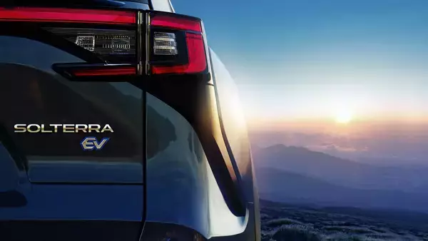 「スバル新型EV「ソルテラ」チラ見せ！　世界初披露は11月11に決定　」の画像