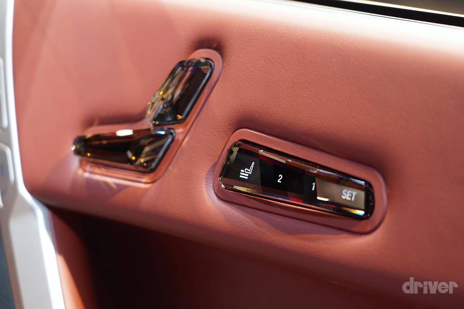 【2021年最注目BEV！】すべてが最新のBEV、BMW iX発表。1000万円以上と以下では、航続距離がどれくらい違う？