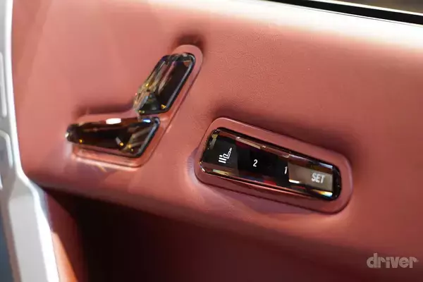 「【2021年最注目BEV！】すべてが最新のBEV、BMW iX発表。1000万円以上と以下では、航続距離がどれくらい違う？」の画像