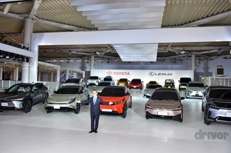 壮観16台の電気自動車を前に、トヨタの2030年までのバッテリーEV戦略を説明