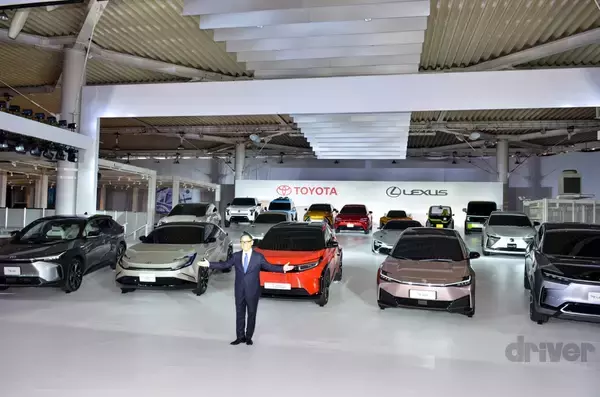 壮観16台の電気自動車を前に、トヨタの2030年までのバッテリーEV戦略を説明