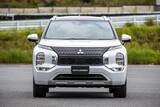 「他メーカーからの乗り替えも多い!?　月販目標の約7倍を受注…三菱新型アウトランダーPHEVが12月15日に発売」の画像1