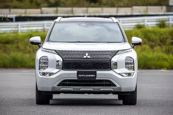 他メーカーからの乗り替えも多い!?　月販目標の約7倍を受注…三菱新型アウトランダーPHEVが12月15日に発売