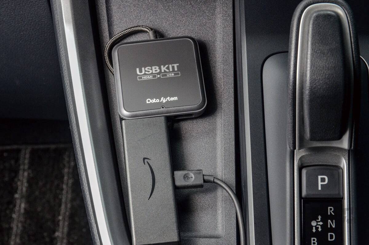 HDMI機器をUSB変換して走行中に同乗者が動画や音楽を楽しめる、データシステムのUSBKITに注目！