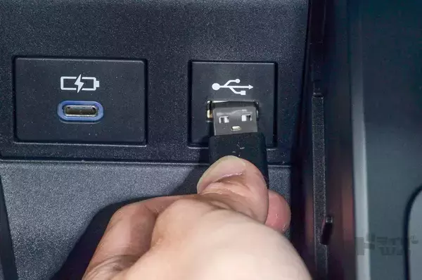 「HDMI機器をUSB変換して走行中に同乗者が動画や音楽を楽しめる、データシステムのUSBKITに注目！」の画像