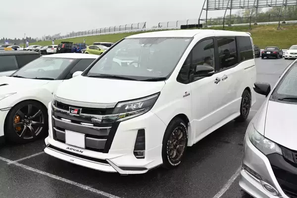 「レイズホイールカスタムのお手本…700台を超えるレイズユーザーが富士に集結！「2022 RAYS FAN MEETING」開催」の画像