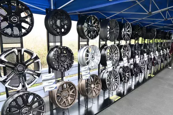 「レイズホイールカスタムのお手本…700台を超えるレイズユーザーが富士に集結！「2022 RAYS FAN MEETING」開催」の画像