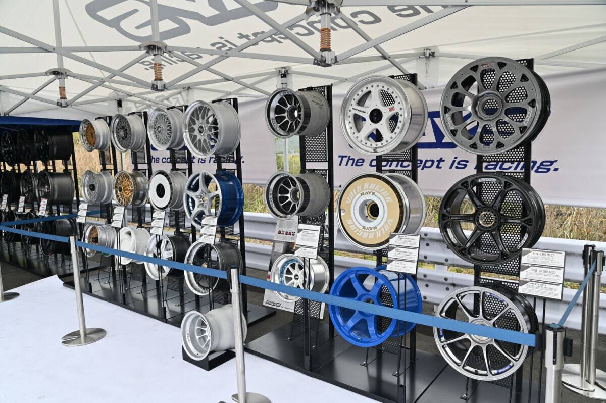 レイズホイールカスタムのお手本…700台を超えるレイズユーザーが富士に集結！「2022 RAYS FAN MEETING」開催