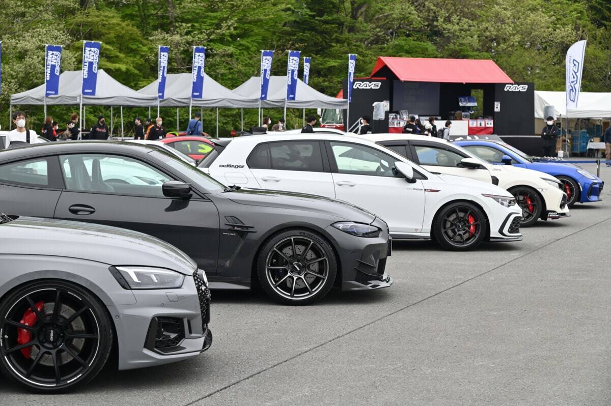 レイズホイールカスタムのお手本…700台を超えるレイズユーザーが富士に集結！「2022 RAYS FAN MEETING」開催