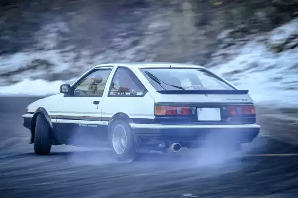 AE86トレノを自らイジり、「昭和の走り屋スタイル」を貫く27歳の愛車物語