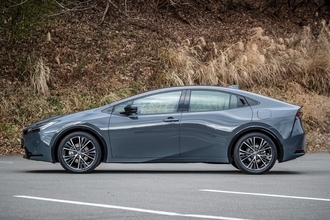 新型プリウスのタイヤは特殊サイズ！スタッドレスタイヤはどうする？いくらで買える!?