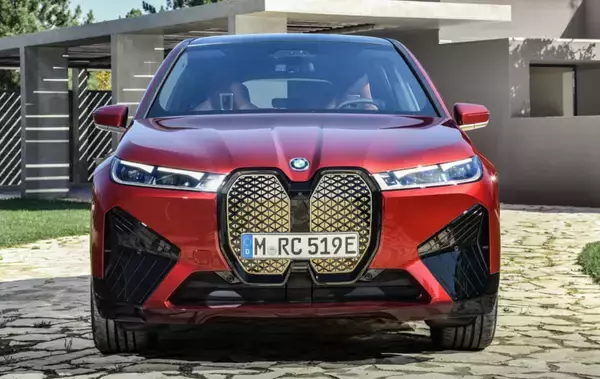 従来の文法を捨てて何を得た？　話題豊富なBMWの最新デザイン考察