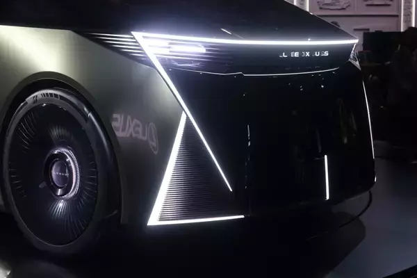 レクサスのフラッグシップがミニバンに？　LSコンセプトの謎…デザイナーに直撃した