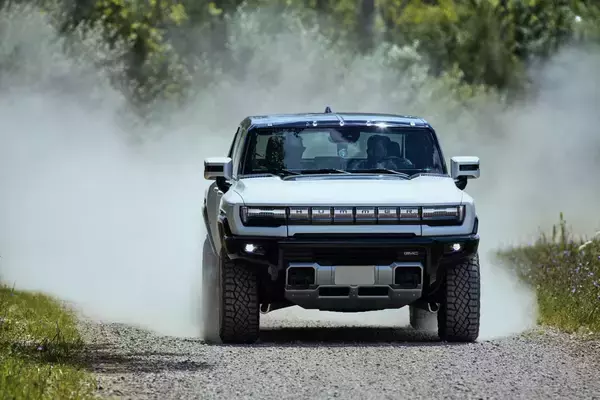 何に使うんだカニ歩き…EVで復活したハマーに試乗！　車重4トン、バッテリーだけで1トン。最高出力1000馬力！【GMC ハマーEV】