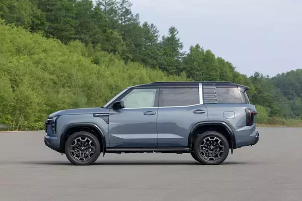 「【ついに復活！】名車パジェロはどう進化したのか？　ラダーフレーム×2.4Lディーゼルで挑む三菱の最新フラッグシップ」の画像