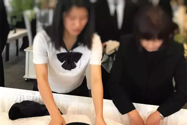 「高3の孫娘がプロデュース。おじいちゃんのための「笑顔のたえないお葬式」」の画像