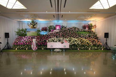 花祭壇の事例集 5つの事例に見る オリジナル のお葬式 21年2月2日 エキサイトニュース 花祭壇の事例集 5つの事例に見る オリジナル のお葬式 21年2月2日 エキサイトニュース