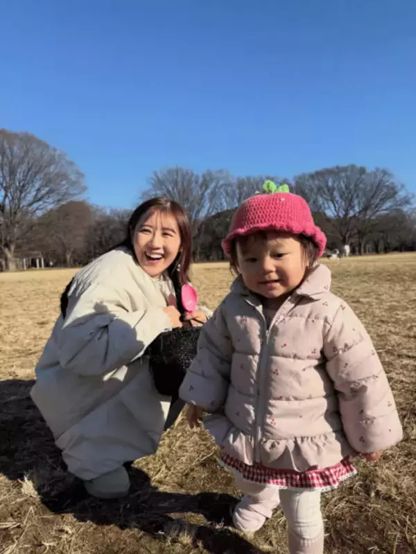 第2子妊娠中の西野未姫、“いちごコーデ”な1歳娘とのお散歩SHOTに反響「癒される」「な～んて可愛いの」