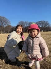 第2子妊娠中の西野未姫、“いちごコーデ”な1歳娘とのお散歩SHOTに反響「癒される」「な～んて可愛いの」