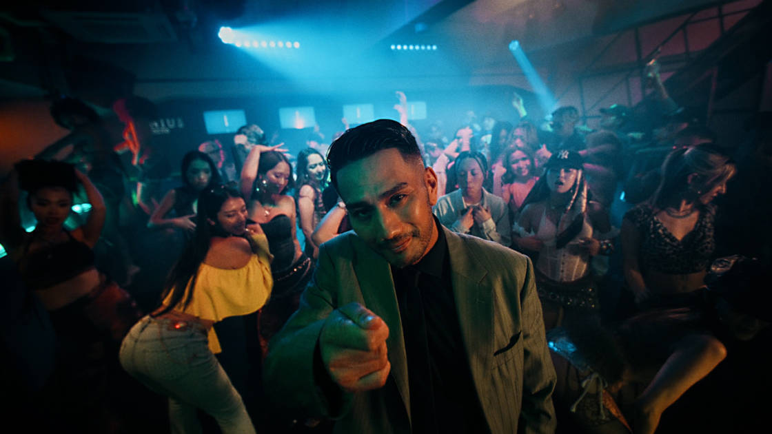 ラッパーAKLO、7年ぶりのニューアルバム『SIGNAL VERDE』よりレゲトン・バンガー「Lo Prendo」MV公開