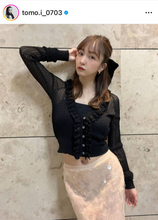 「おへその形綺麗」板野友美、ほっそりウエストの“お腹チラ”SHOTをファン絶賛「素晴らしい」