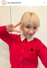 高橋愛、金髪が映える赤のハートコーデに絶賛の声「ずっと可愛い」「似合ってます」