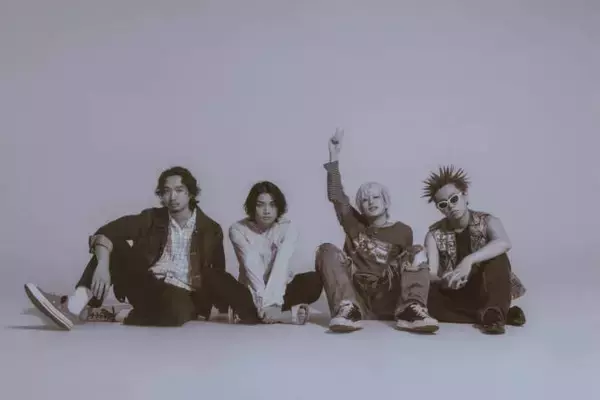 ヤングスキニー、現体制最後の作品となるベストアルバムを8月15日にリリース。新アーティスト写真も公開