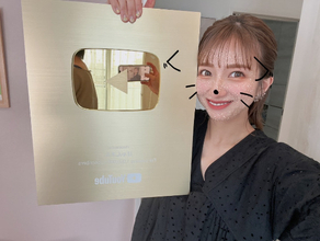 「初めて見たぜ」辻希美、YouTube100万人突破記念の“金の盾”を持った笑顔SHOT公開「感動しています」