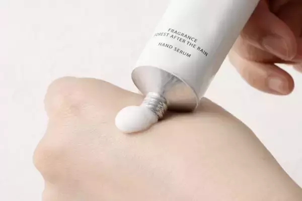 NAIA、“守る”発想のハンド美容液「雨上がりの森の香り」発売