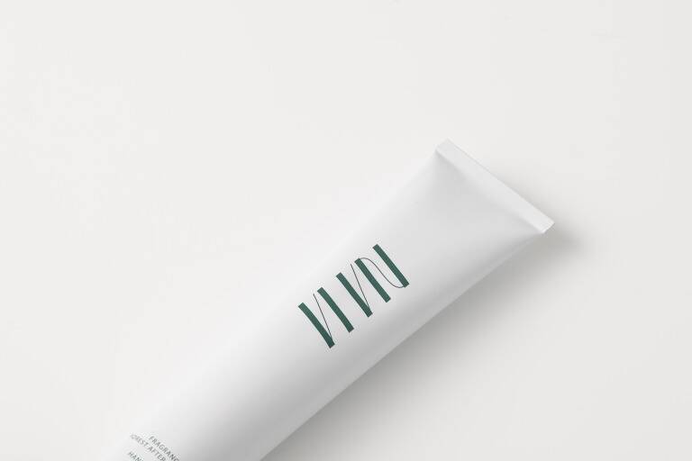 NAIA、“守る”発想のハンド美容液「雨上がりの森の香り」発売