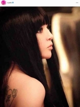 浜崎あゆみ、雰囲気ガラリの“黒髪ロング”のビジュアルに反響「横顔綺麗すぎ」「美しい」