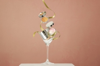 m.m.m、素肌感のある軽やかな仕上がりのアイテムを集めたホリデーセットが数量限定で発売