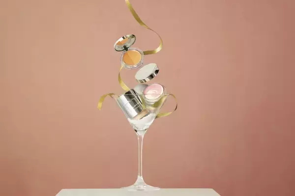 m.m.m、素肌感のある軽やかな仕上がりのアイテムを集めたホリデーセットが数量限定で発売