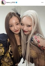 板野友美、ちゃんみなと紅白の舞台裏でパシャリ「実は前住んでたお家がご近所さんで」