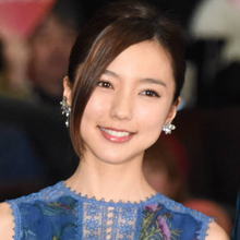 真野恵里菜、桜バックの33歳バースデー報告SHOTに「全然かわらない」「可愛すぎる」の声