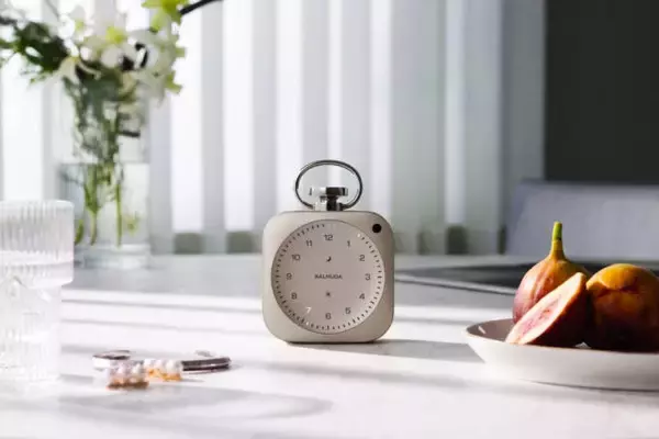 バルミューダの「The Clock」に特別カラー・シャンパンゴールドが登場。新機能「ナイトルーティン」も話題に