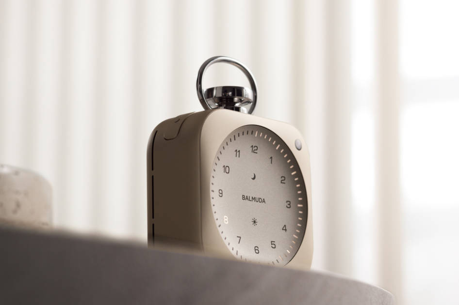 バルミューダの「The Clock」に特別カラー・シャンパンゴールドが登場。新機能「ナイトルーティン」も話題に