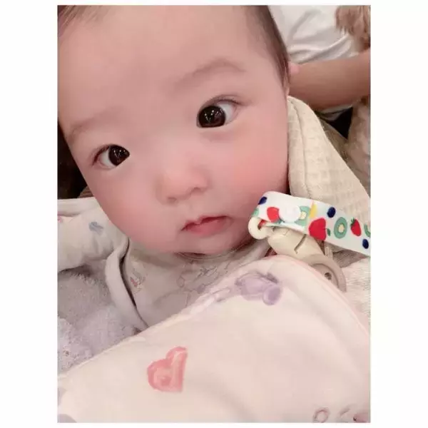 辻希美、次女は撮影現場でも人気者！キュートなカメラ目線SHOT公開「目ぱっちり」