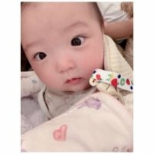 辻希美、次女は撮影現場でも人気者！キュートなカメラ目線SHOT公開「目ぱっちり」