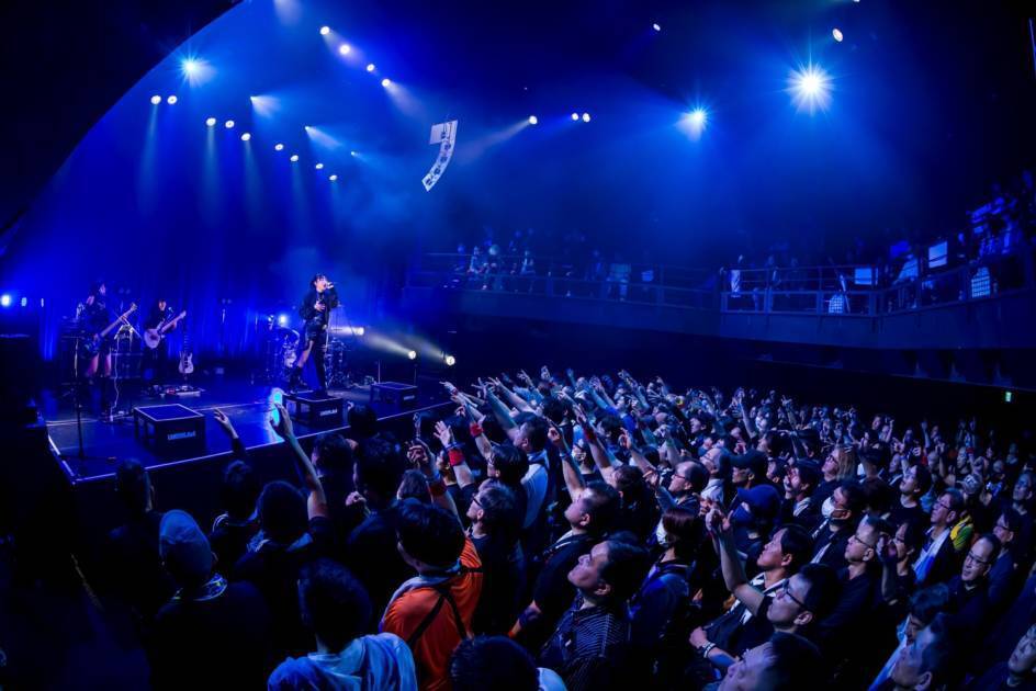 【独自コメント到着】Lonesome_Blue、浅草花劇場でワンマンライブ開催！キングレコードからの2ndフルアルバムリリースと4人目のメンバーとなる新ギタリスト加入をサプライズ発表