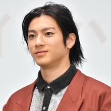 山田裕貴、満面の笑顔SHOTを公開し反響「かっこいい」「横顔きれい」
