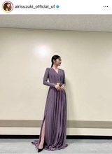 鈴木愛理、スリットからほっそり美脚チラリの衣装SHOTに「ドキッとする」「めっちゃ似合ってます！」