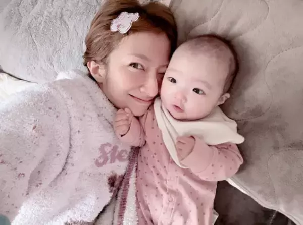 辻希美、生後5ヶ月次女にくっついたほっこりSHOT公開「今日も一日頑張りましょう」