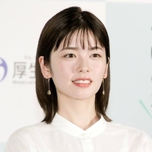 小芝風花、成田凌撮影の横顔SHOTに「集中しまくってますね」「かわいい！！」の声