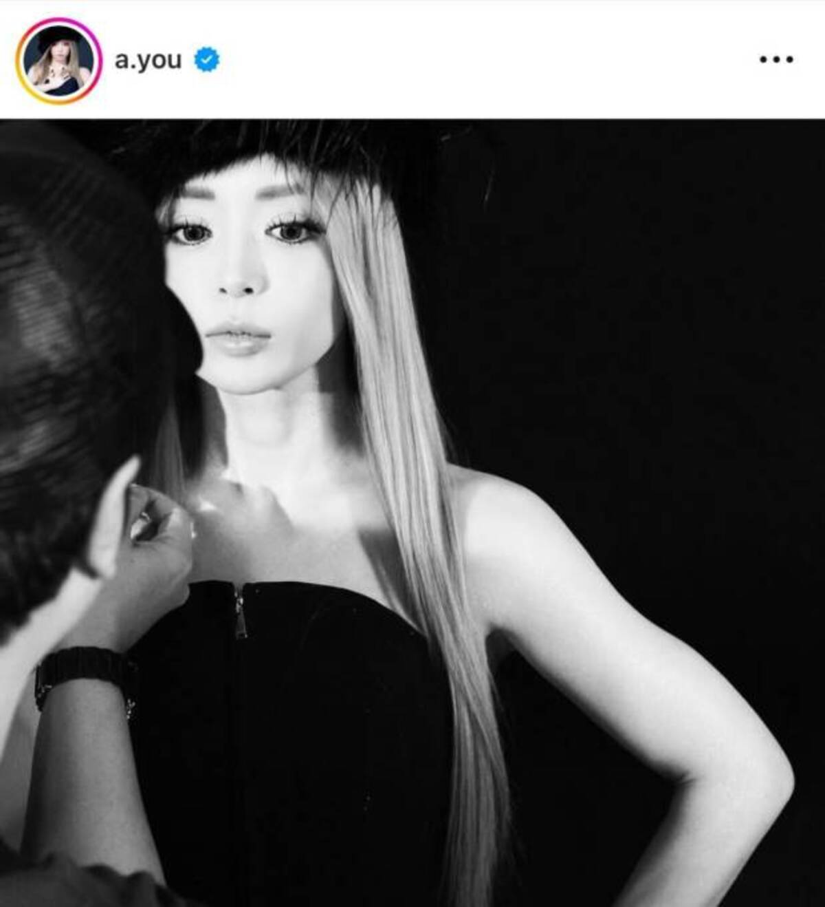 浜崎あゆみ、美デコルテ披露のモノクロSHOTに反響「綺麗すぎる 