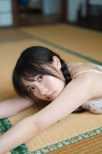 坂倉花、ヘルシーな肌見せ姿で畳にごろん！バリエーション豊かな衣装で新たな魅力が光る