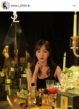 板野友美、美スタイルの黒ドレスSHOTに反響「オードリー・ヘップバーンみたい」「素敵」