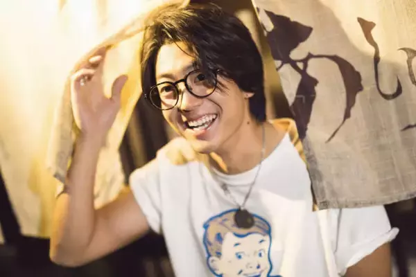 伊藤健太郎、少年のような屈託のない笑顔にドキッ！沖縄を舞台に素の表情が満載